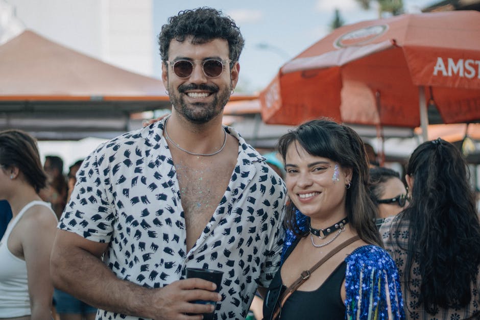 Gruppo di amici che si godono un evento all'aperto