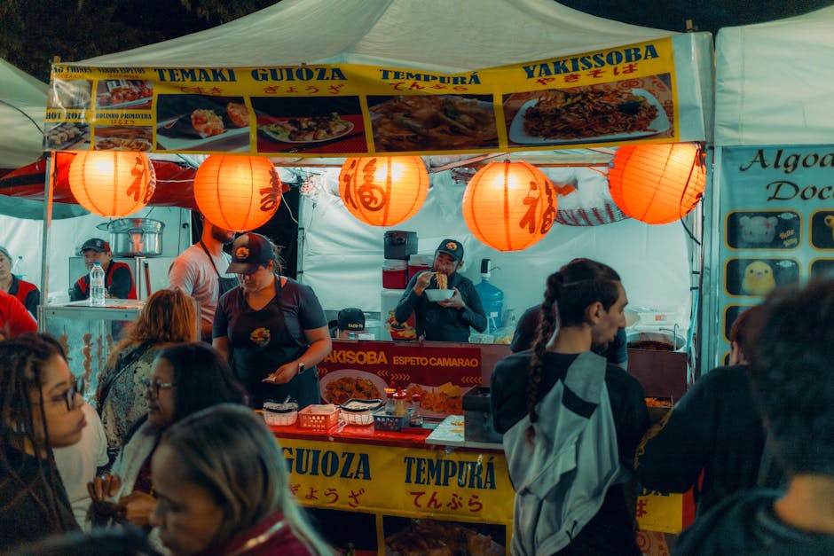 Festival gastronomico di strada all'aperto con persone